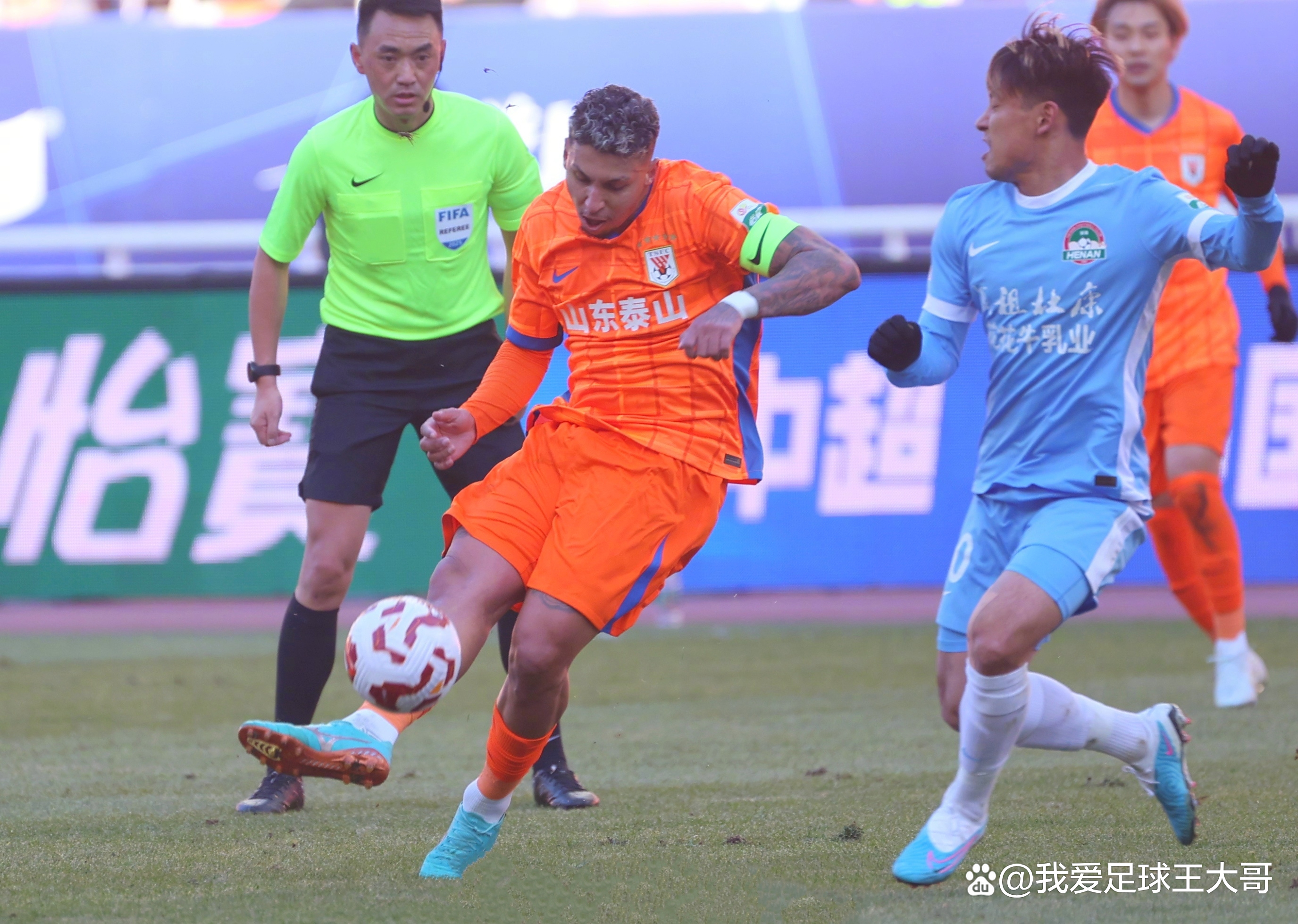 爱游戏入口-窗口期社区盾传出新动向，山东泰山刷新队史纪录，管理层表态：悬念犹存，赛程密集仍需轮换-爱游戏入口